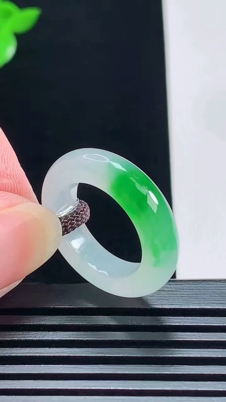 天然A货翡翠玉指环 戒指，尺寸16.3-5.5-4 重量:4.46g2026年7月9日
工厂直销收藏佳品,种好水足，色泽均匀，有种有色，上手高大气！