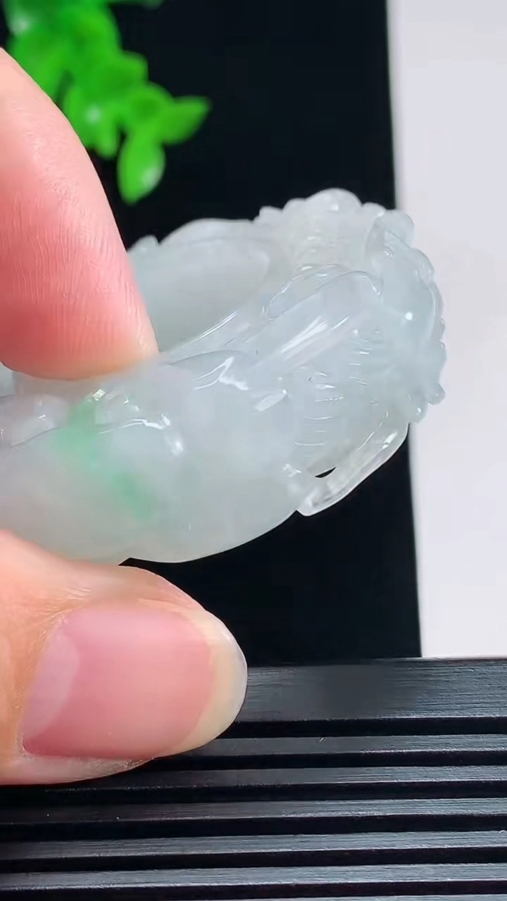 天然A货翡翠雕龙玉扳指 戒指，尺寸21.5-13-13 重量:40.80g2026年7月9日
工厂直销收藏佳品,种好水足，色泽均匀，有种有色，上手高大气！