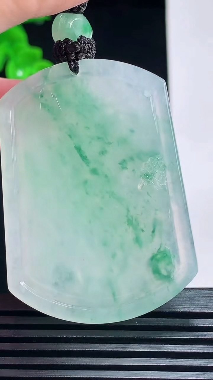天然A货翡翠山水牌吊坠，尺寸48-36-6 重量:30.49g
7月9日