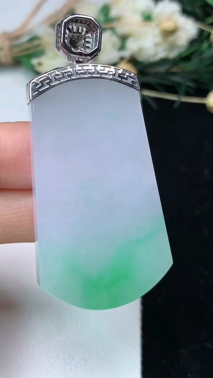 天然A货翡翠无事牌吊坠，尺寸46-26.7-5.6，重量:21.27g
7月9日