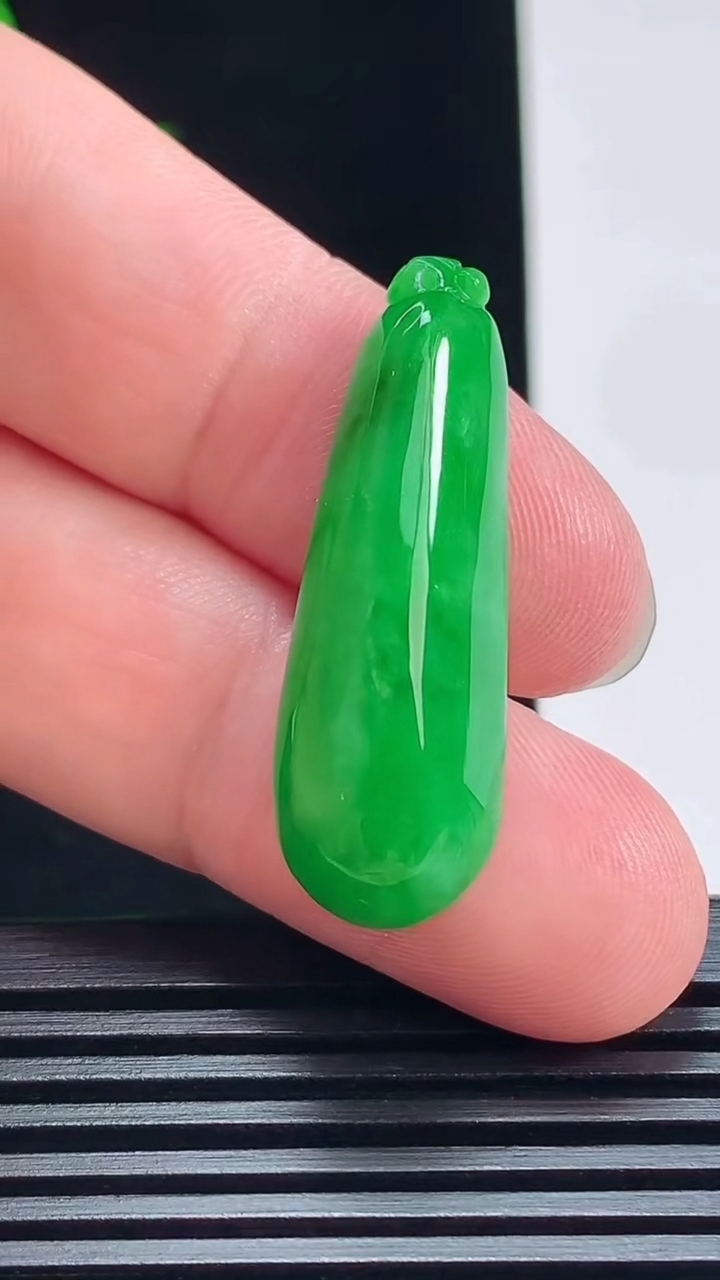 天然A货翡翠福瓜吊坠，尺寸35-12-8 重量:5.86g
7月9日