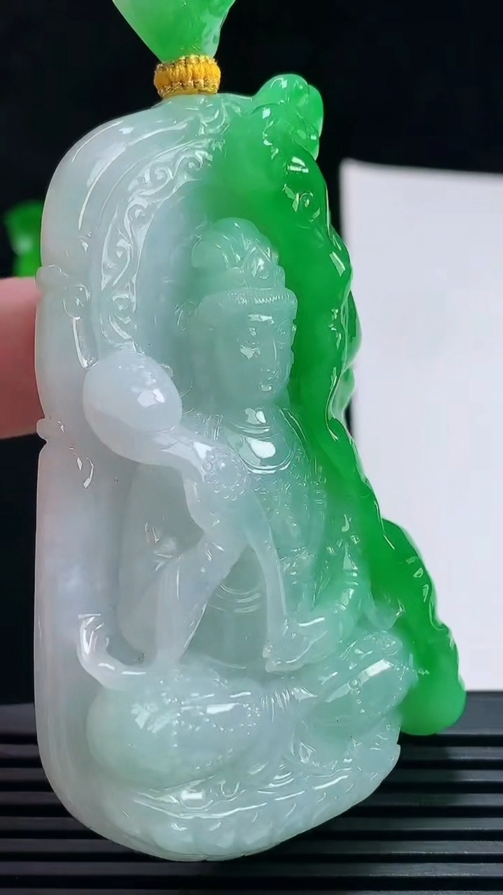 天然A货翡翠大势至菩萨吊坠，尺寸73-50-14.3 重量:95.01g
7月9日