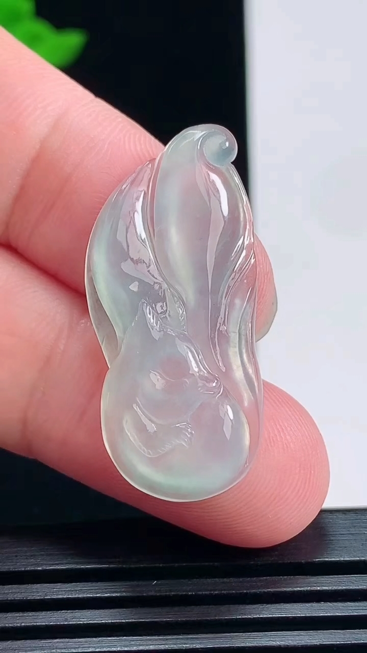 天然A货翡翠九尾狐吊坠，尺寸33.8-15-4.2 重量:4.00g
7月9日