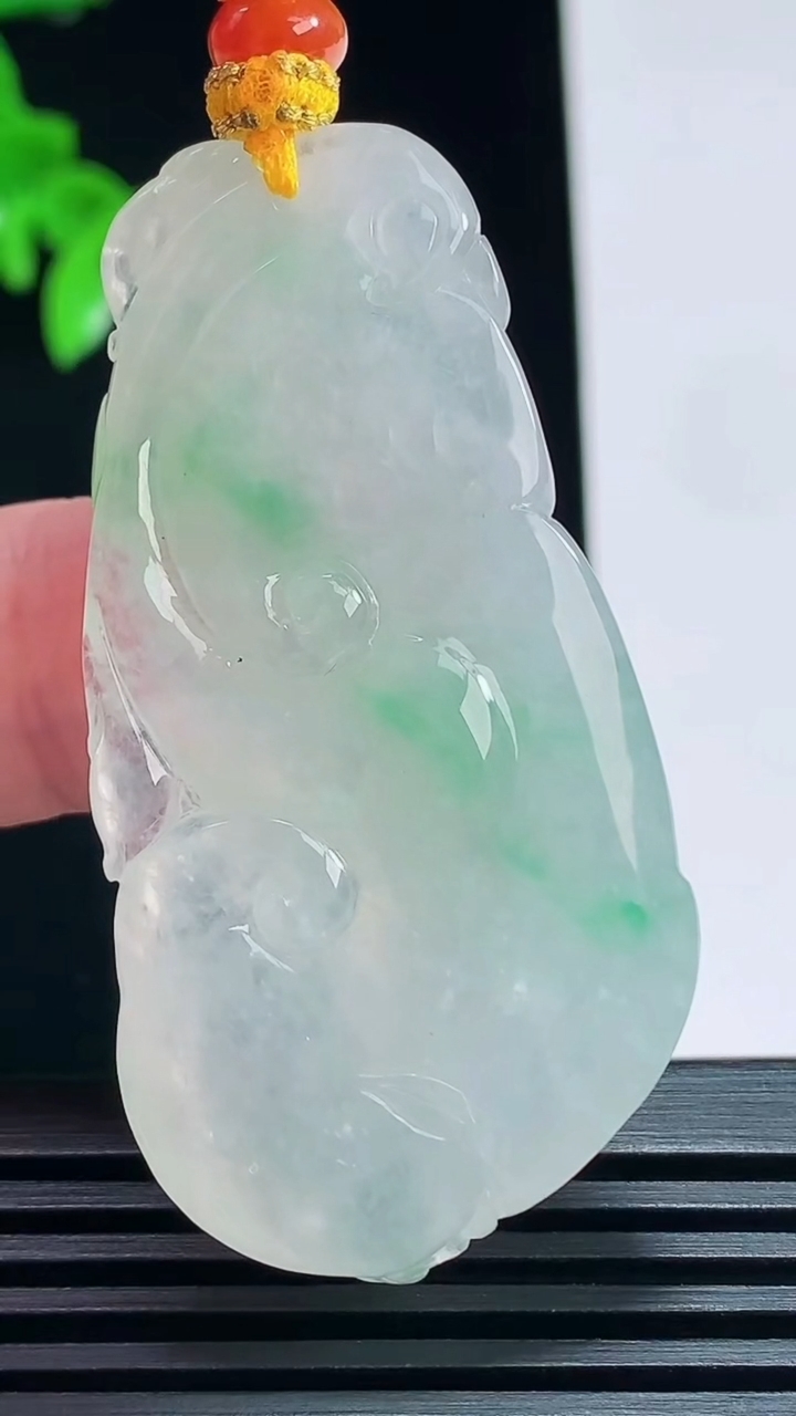 天然A货翡翠如意吊坠，尺寸53-26.6-10 重量:27.8g
7月9日