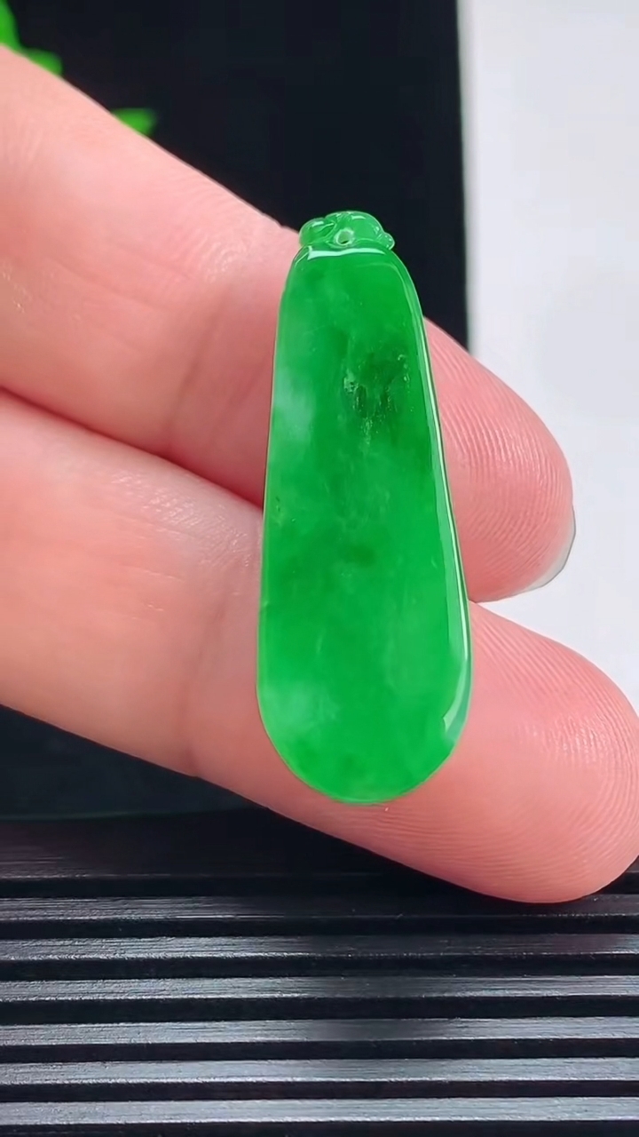 天然A货翡翠福瓜吊坠，尺寸35-12-8 重量:5.86g
7月9日
