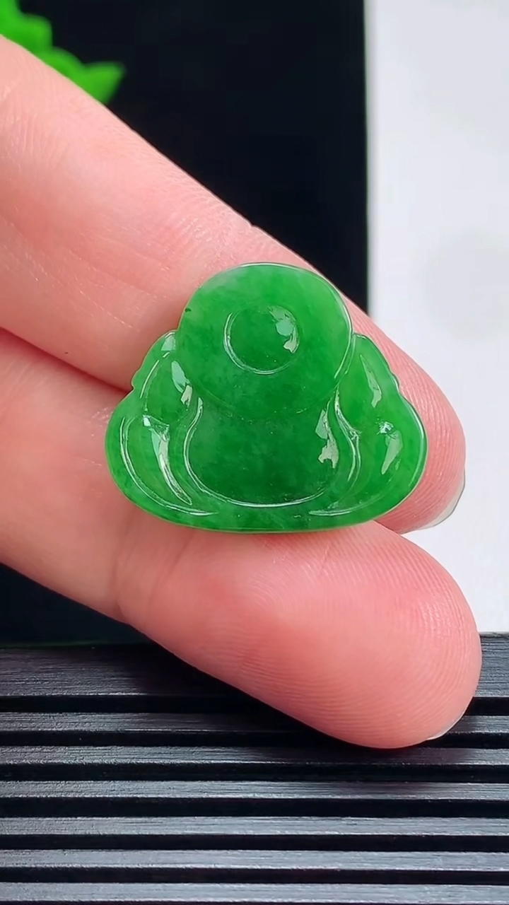 天然A货翡翠佛公吊坠，尺寸20-23.6-4 重量:3.76g
7月9日