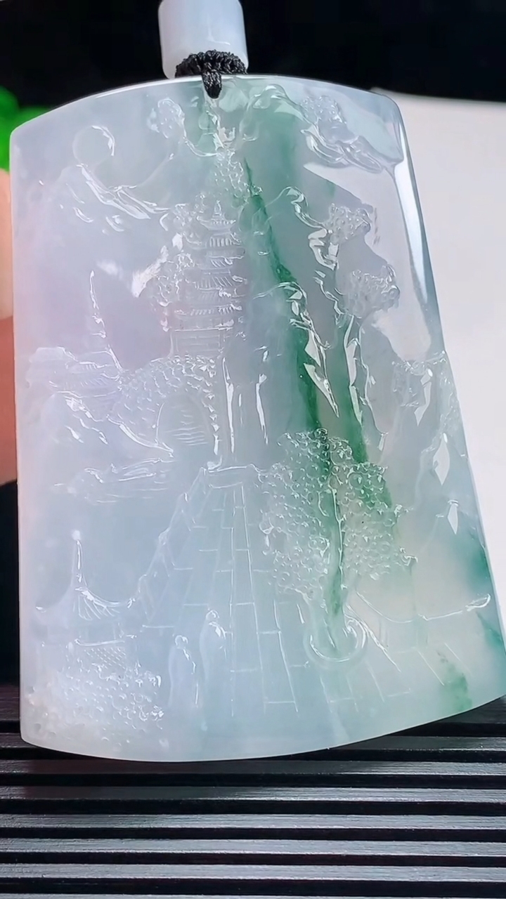 天然A货翡翠种紫罗兰 飘花山水牌吊坠，尺寸62-45-5.8 重量:44.37g
7月9日