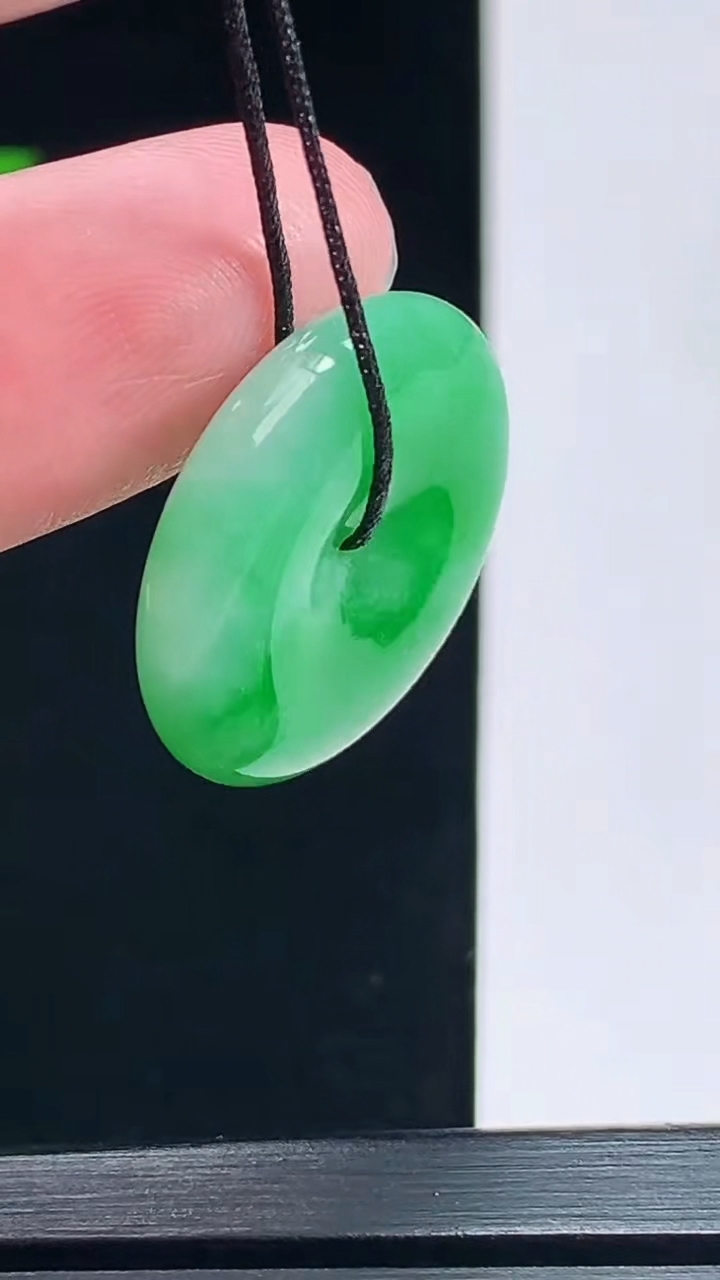 天然A货翡翠平安扣吊坠，尺寸22-5 重量:5.42g
7月9日
