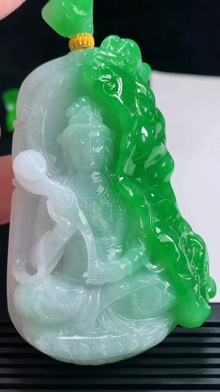 天然A货翡翠大势至菩萨吊坠，尺寸73-50-14.3 重量:95.01g
7月9日
