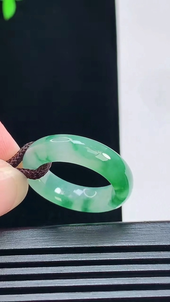 天然A货翡翠玉指环 戒指，尺寸17.3-5.5-3.6 重量:4.28g2026年7月9日
工厂直销收藏佳品,种好水足，色泽均匀，有种有色，上手高大气！