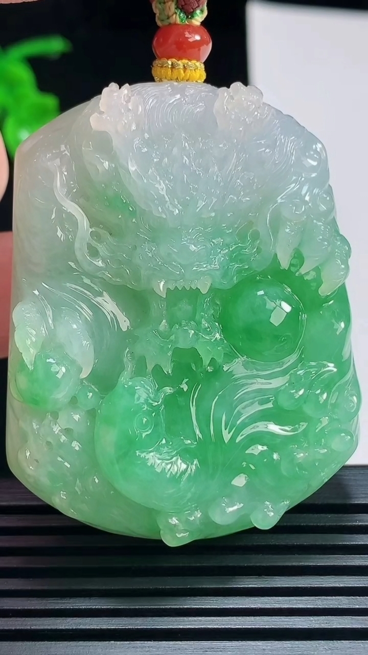天然A货翡翠龙牌吊坠，尺寸54-42.5-11 重量:65.37g
7月9日