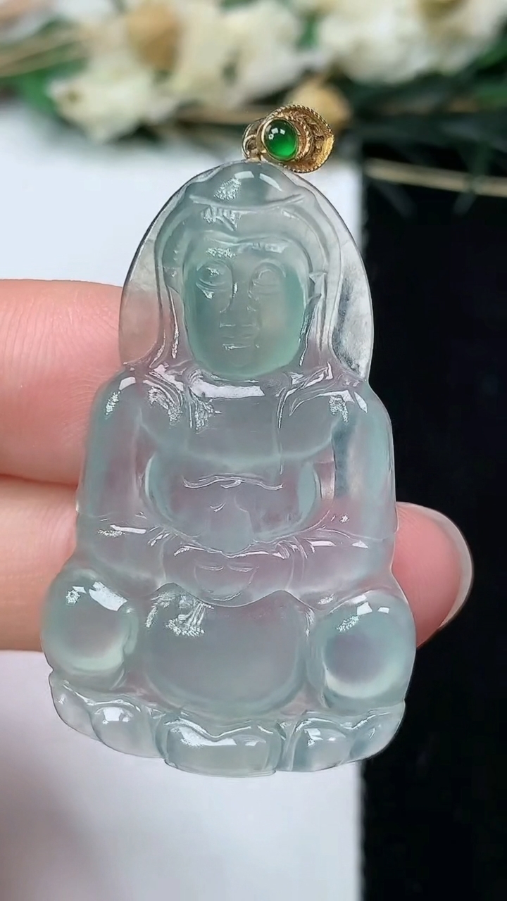 天然A货翡翠观音菩萨吊坠，尺寸38.6-23.4-3.6，重量:5.52g
7月9日