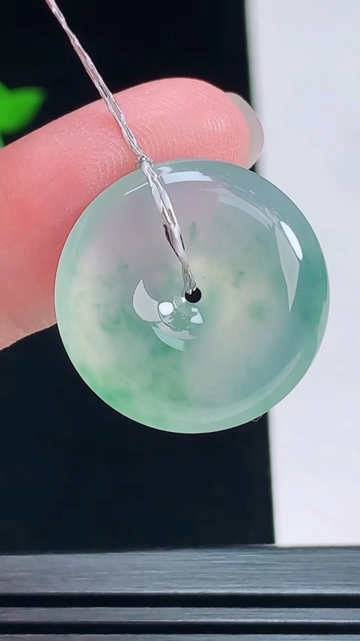 天然A货翡翠种飘花平安扣吊坠，尺寸21.5-5.5 重量:5.18g
7月9日