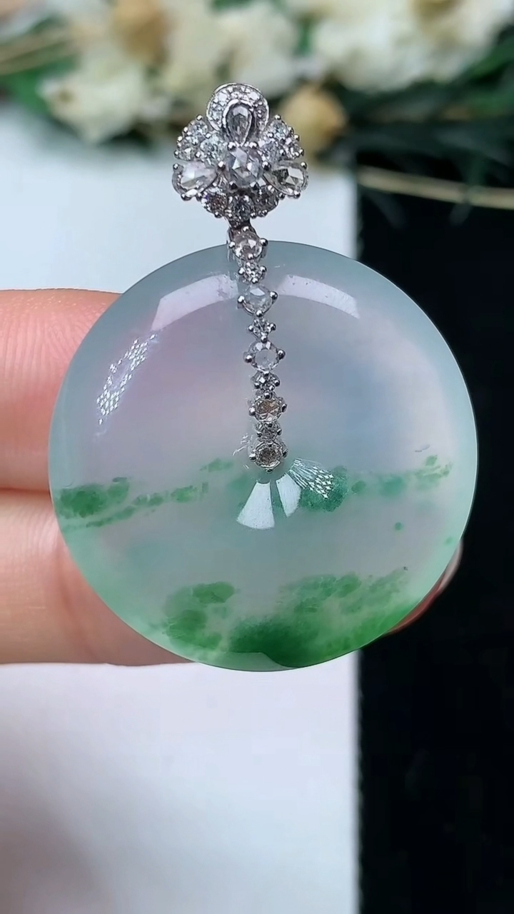 天然A货翡翠平安扣吊坠，尺寸26.3-5.9，重量:9.16g
7月9日