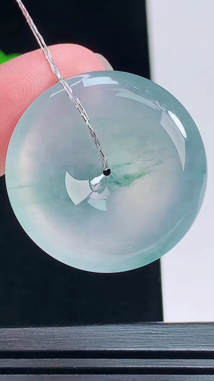 天然A货翡翠种飘花平安扣吊坠，尺寸29-6 重量:10.16g
7月9日