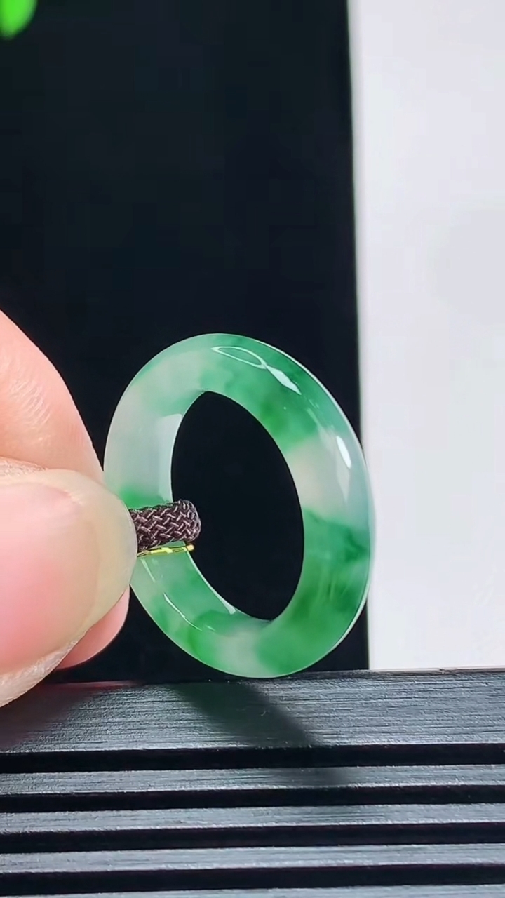 天然A货翡翠玉指环 戒指，尺寸16.3-4.2-3.5 重量:3.00g2026年7月9日
工厂直销收藏佳品,种好水足，色泽均匀，有种有色，上手高大气！