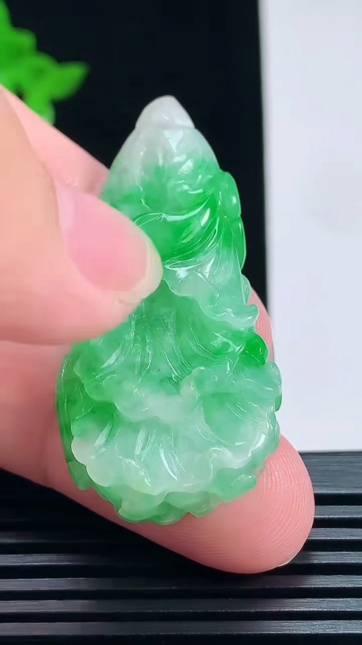 天然A货翡翠白菜吊坠，尺寸46.2-22-9.6 重量:13.01g
7月9日