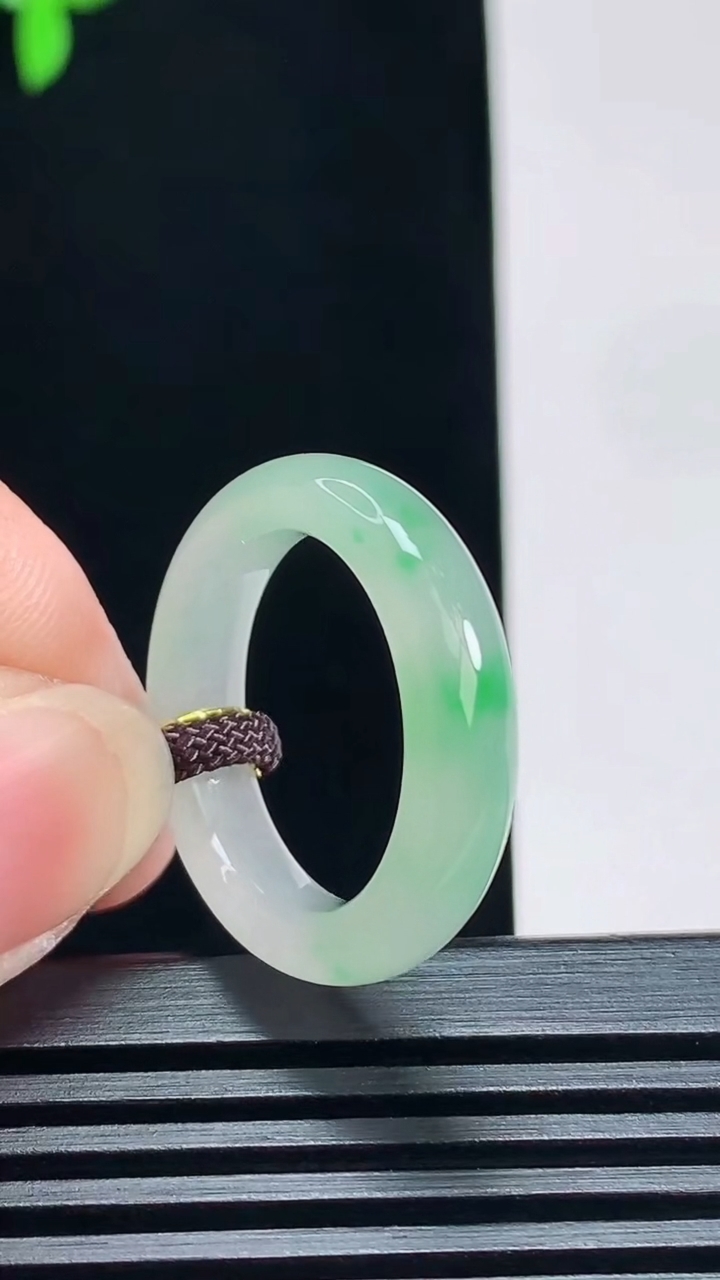 天然A货翡翠玉指环 戒指，尺寸18.5-5-3.6 重量:4.24g2026年7月9日
工厂直销收藏佳品,种好水足，色泽均匀，有种有色，上手高大气！