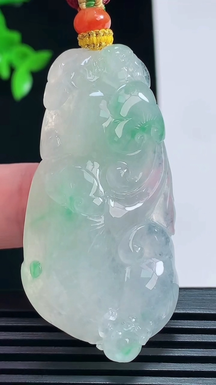 天然A货翡翠如意吊坠，尺寸53-26.6-10 重量:27.8g
7月9日