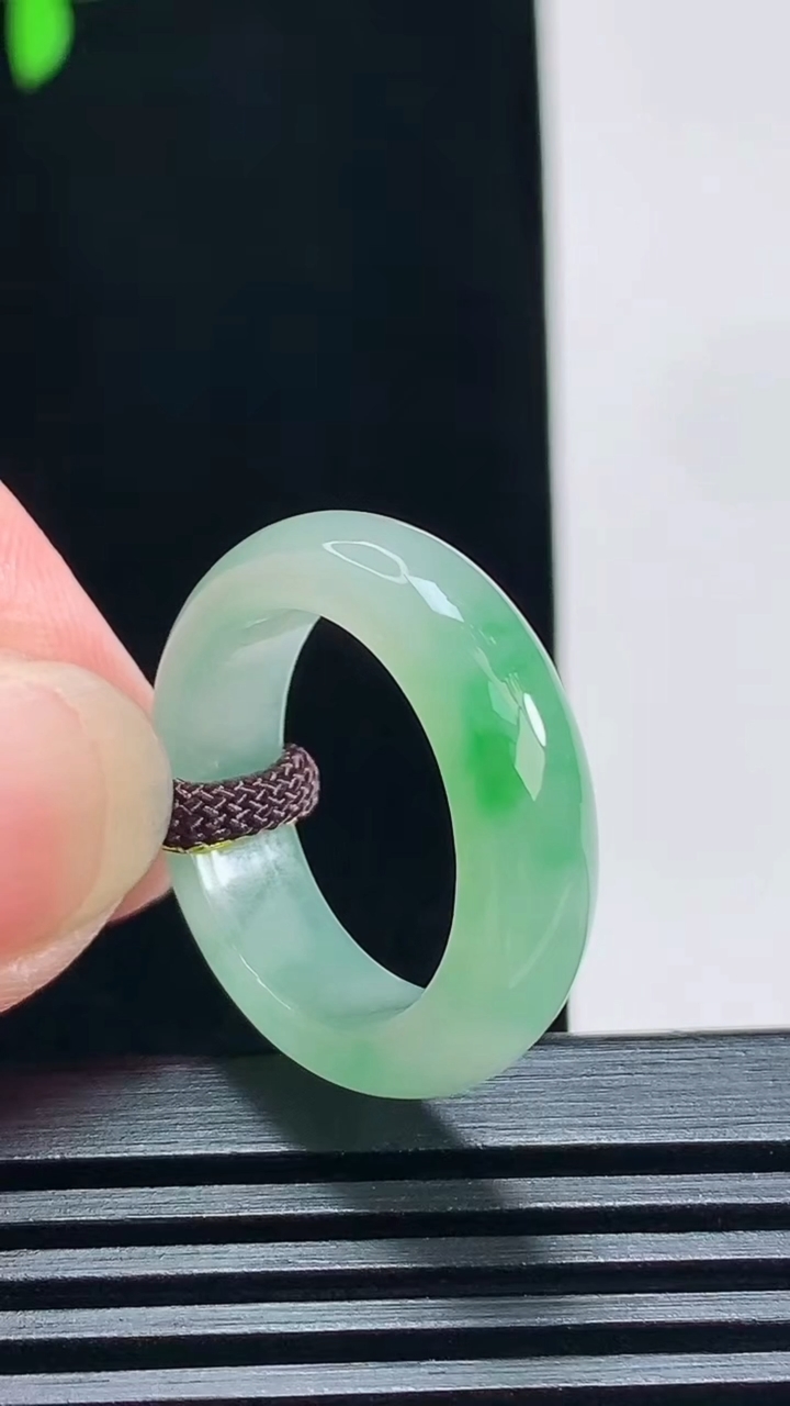 天然A货翡翠玉指环 戒指，尺寸18.3-6.2-3.6 重量:4.79g2026年7月9日
工厂直销
