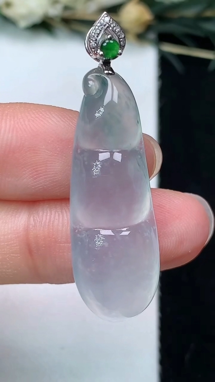 天然A货翡翠飘花福豆吊坠，尺寸33-11.6-6.8，重量:5.32g
7月9日
