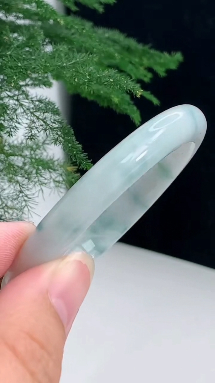 圈口52-53翡翠a货飘花贵妃手镯尺寸52.6-8.2-7 重:29.16g  h847月10日