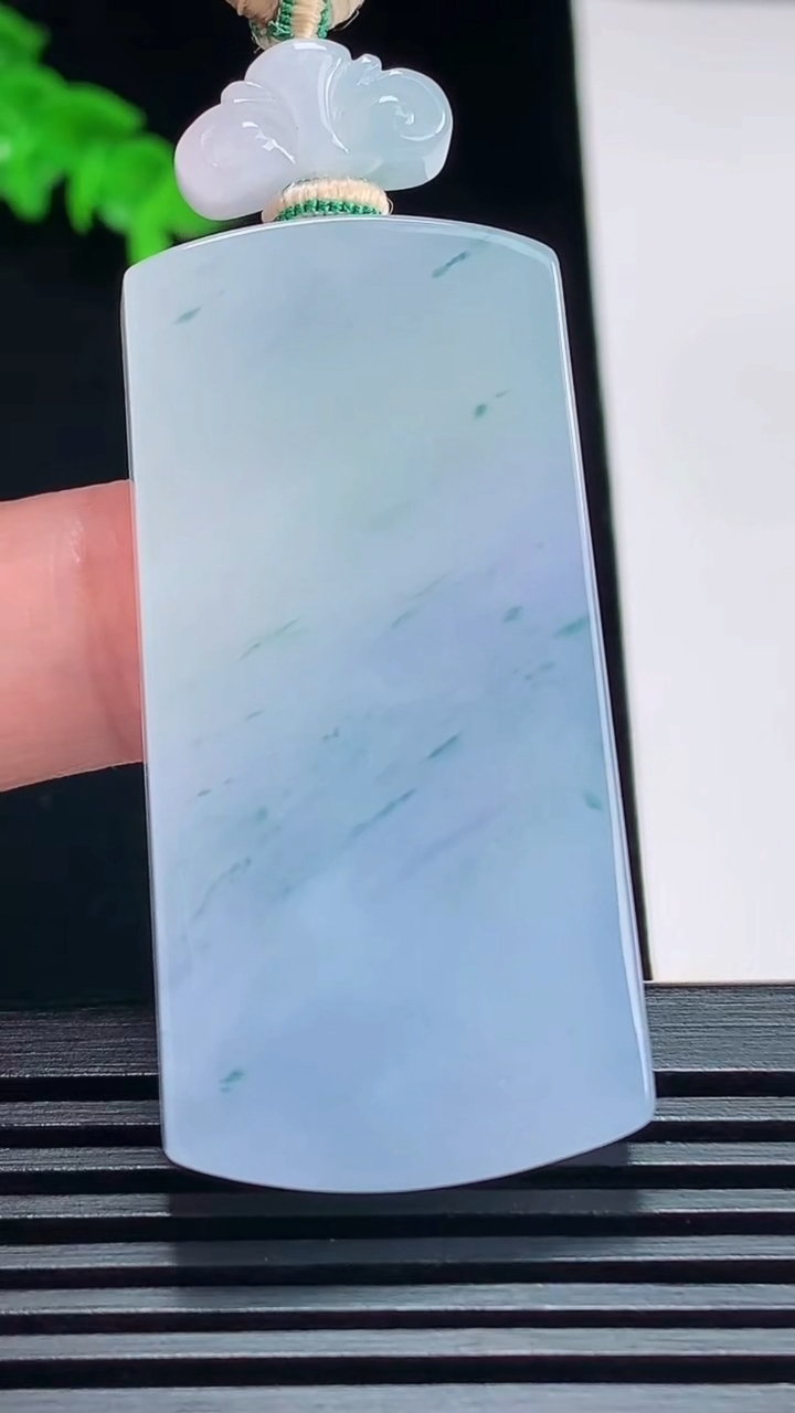 天然A货翡翠种紫罗兰 飘花仿古无事牌吊坠，尺寸48-24-7 重量:31.79g
7月11日