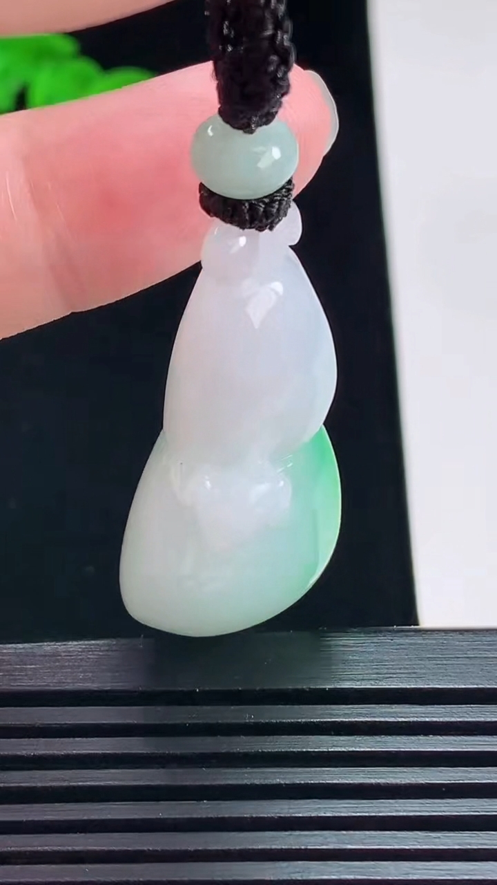 天然A货翡翠葫芦吊坠，尺寸36-23-15.8 重量:22.28g
7月11日