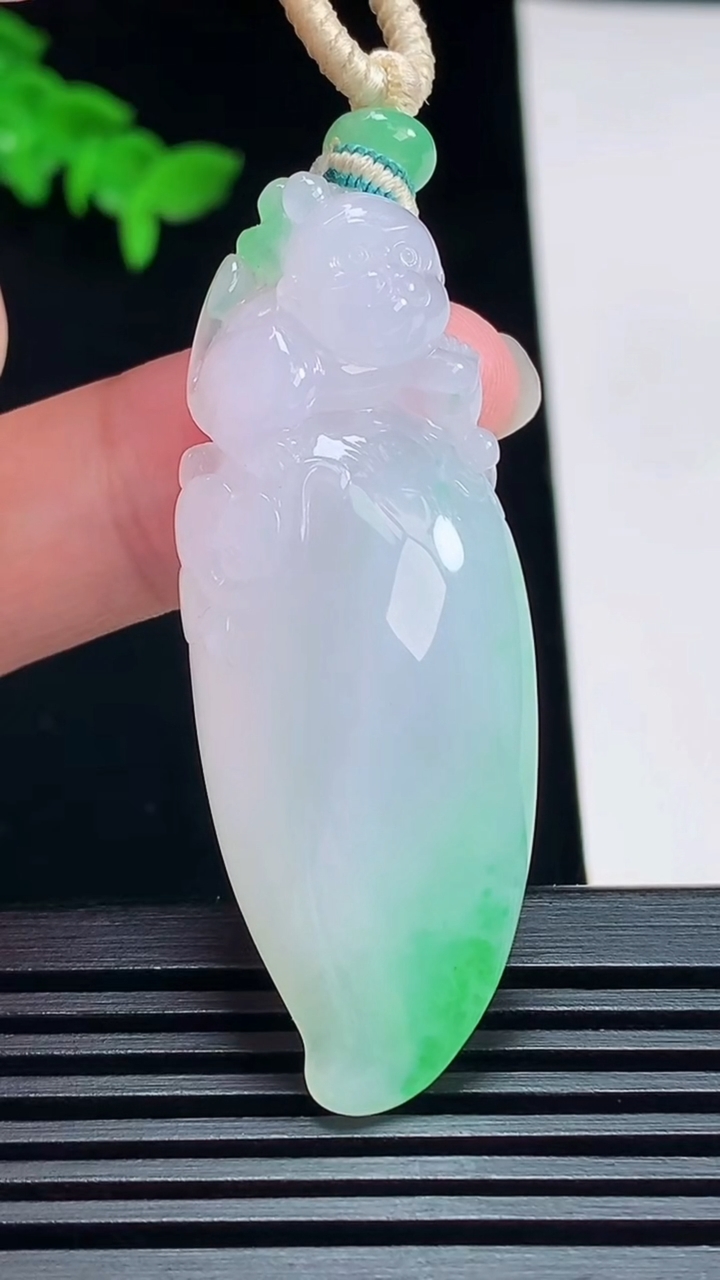 天然A货翡翠寿桃吊坠，尺寸53.5-19.6-9.5 重量:20.00g
7月11日