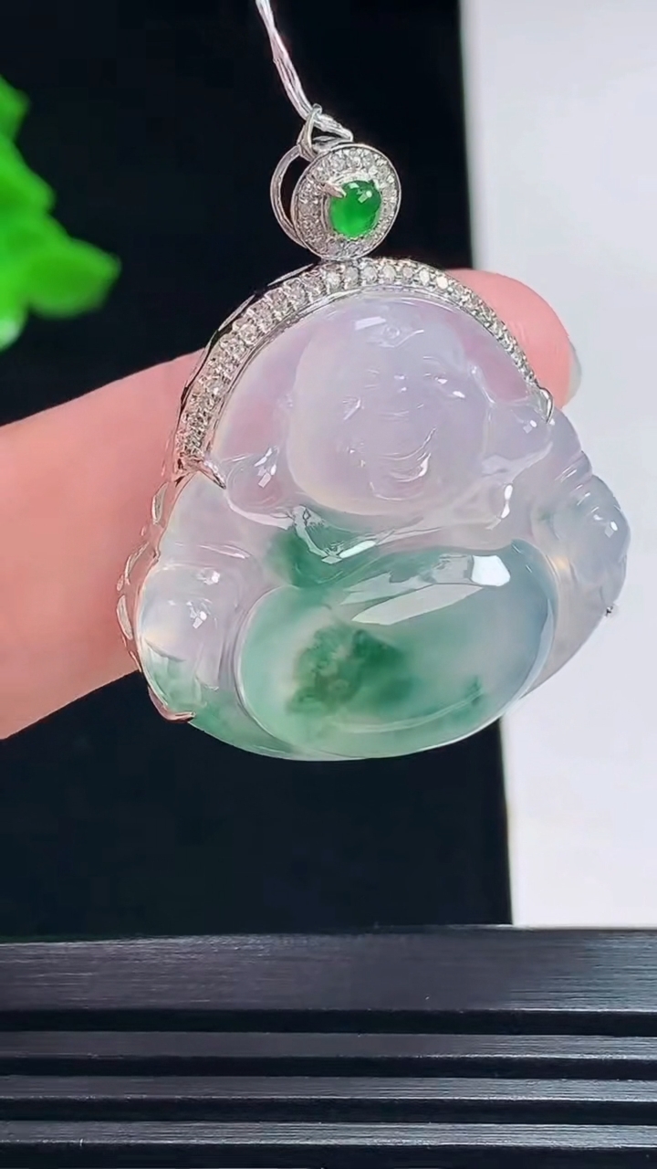 天然A货翡翠种飘花佛公吊坠，尺寸34-29-9，裸石26-29 重量:7.89g
7月11日