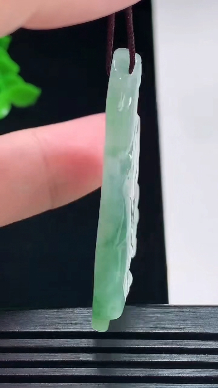 天然A货翡翠飘花和和美美 荷叶鱼吊坠，尺寸48.6-31-6 重量:16.42g
7月11日