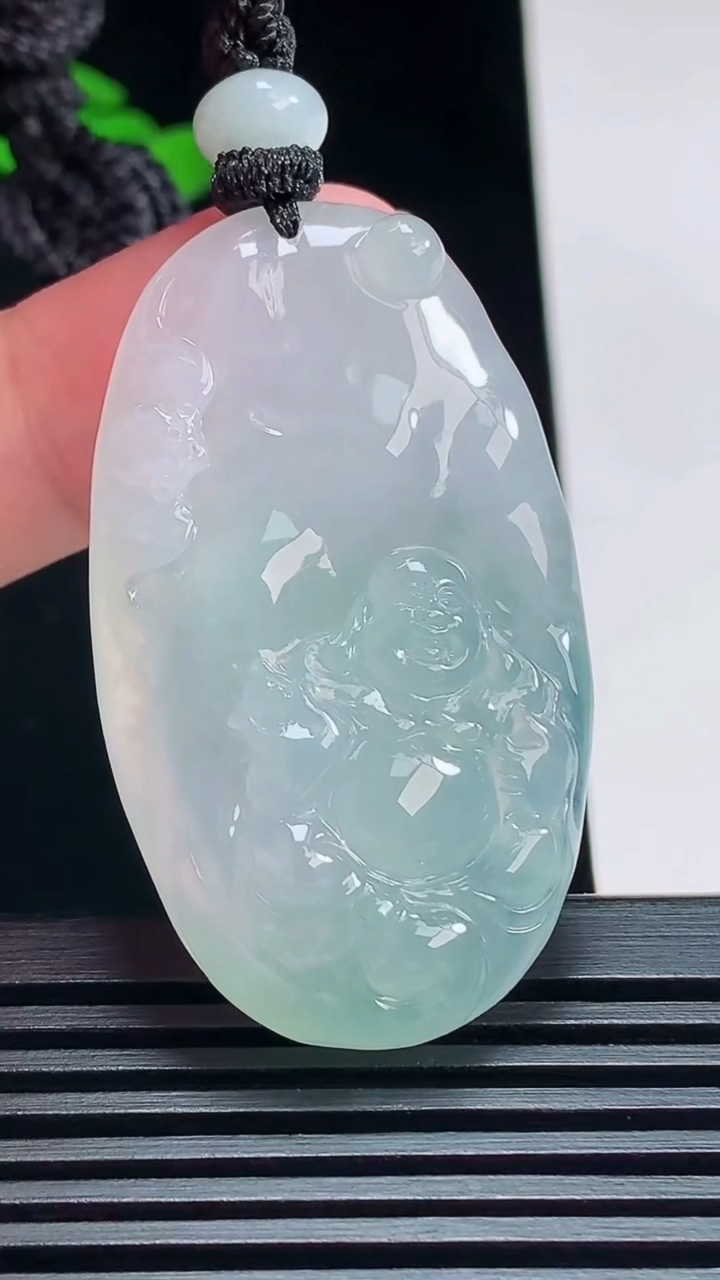 天然A货翡翠逍遥佛吊坠，尺寸46-27-11 重量:24.88g
7月11日