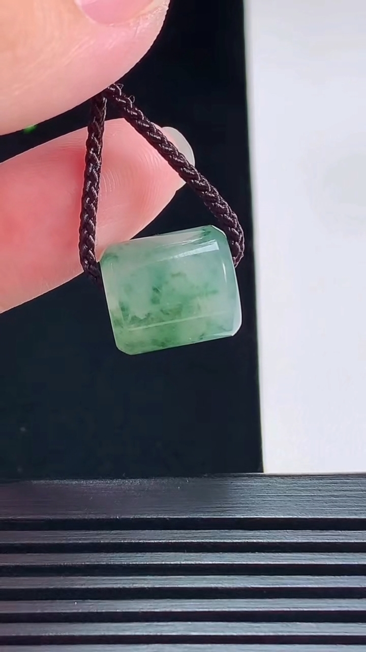 天然A货翡翠飘花路路通吊坠，尺寸13.5-12 重量:4.00g
7月11日