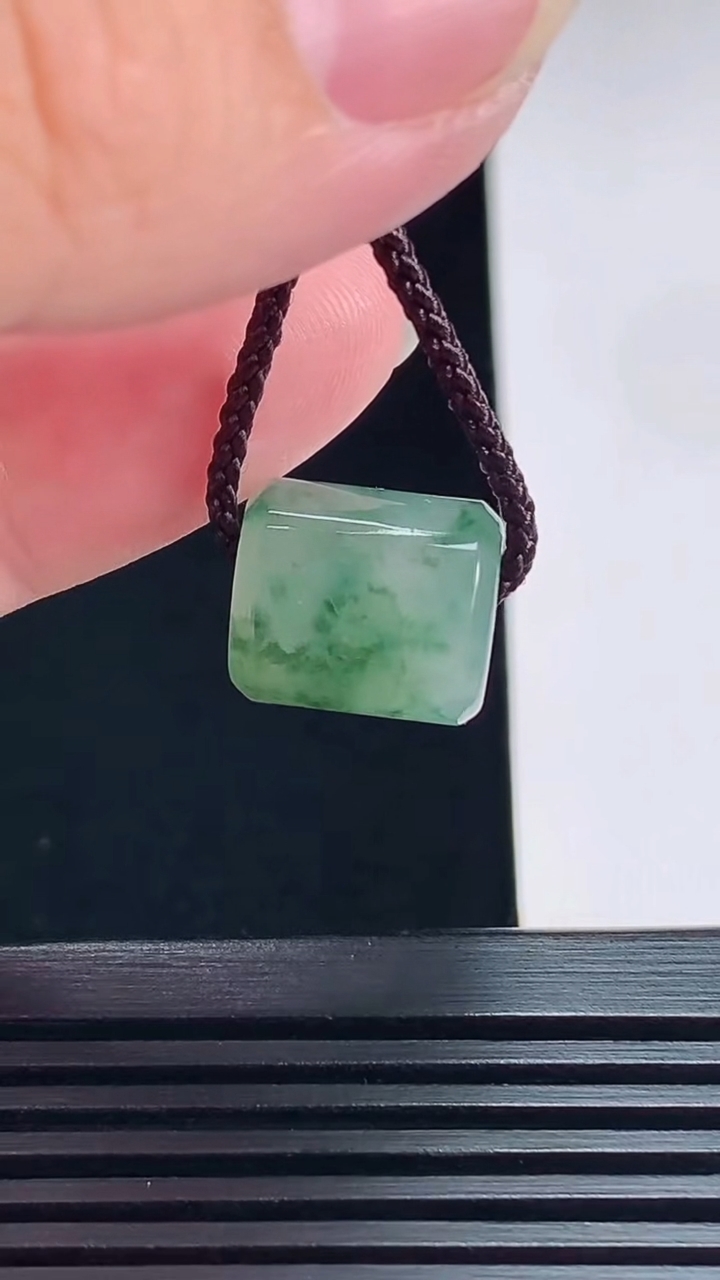 天然A货翡翠飘花路路通吊坠，尺寸13.5-12 重量:4.00g
7月11日