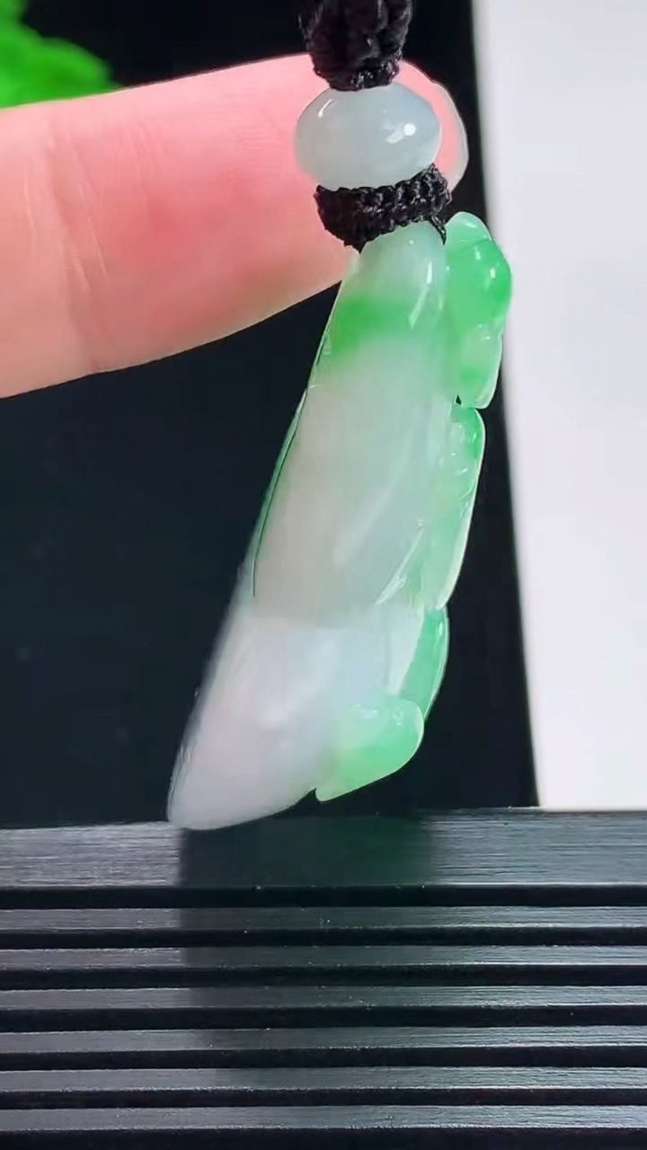天然A货翡翠葫芦吊坠，尺寸44-27.5-14 重量:27.10g
7月11日