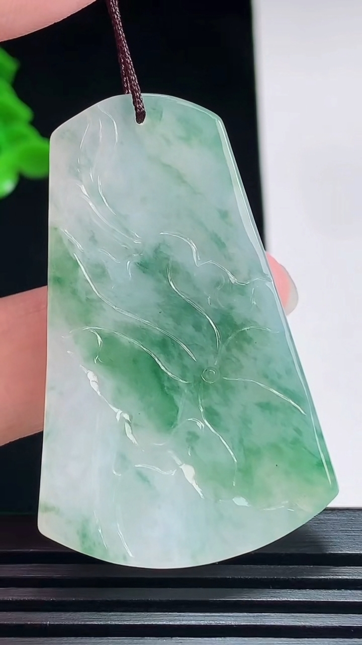 天然A货翡翠飘花和和美美 荷叶鱼吊坠，尺寸48.6-31-6 重量:16.42g
7月11日