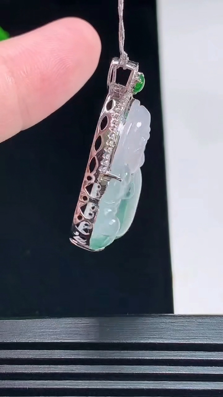 天然A货翡翠种飘花佛公吊坠，尺寸34-29-9，裸石26-29 重量:7.89g
7月11日