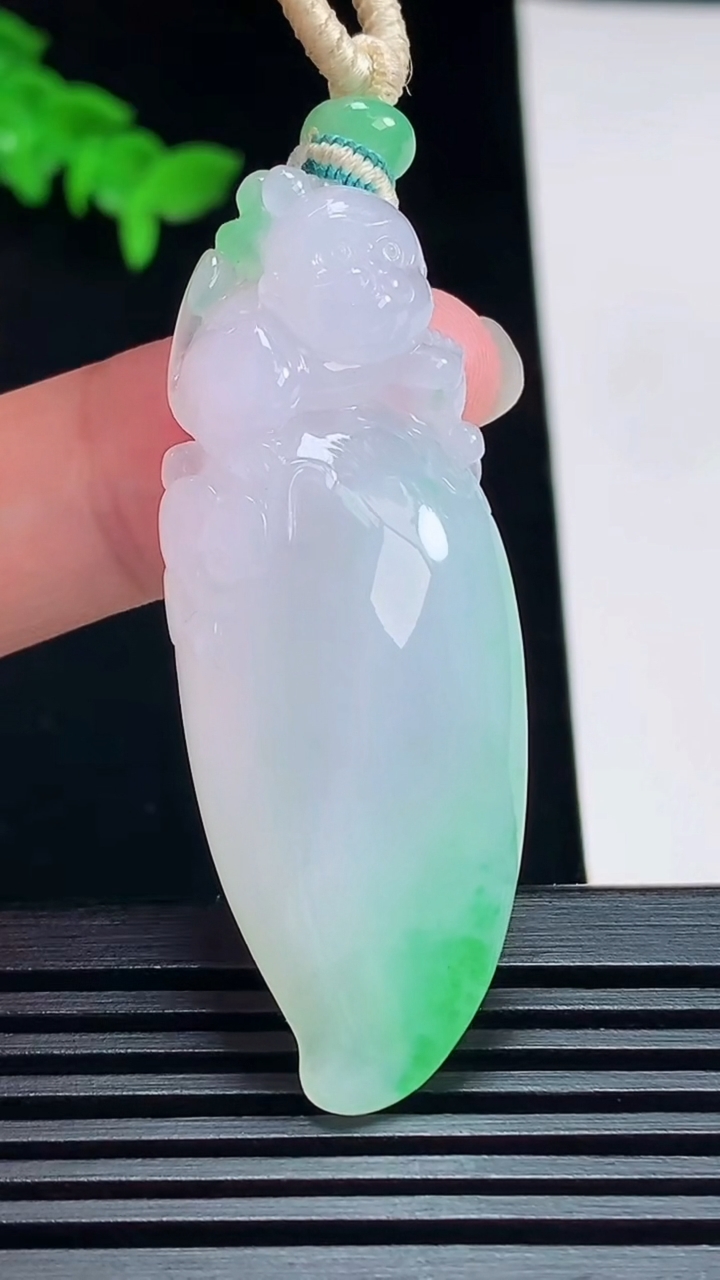天然A货翡翠寿桃吊坠，尺寸53.5-19.6-9.5 重量:20.00g
7月11日