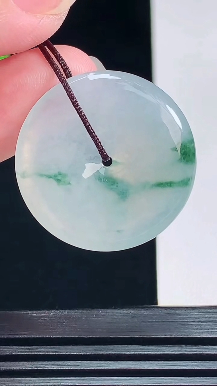天然A货翡翠冰种飘花平安扣吊坠，尺寸27-4.5 重量:7.22g
7月11日