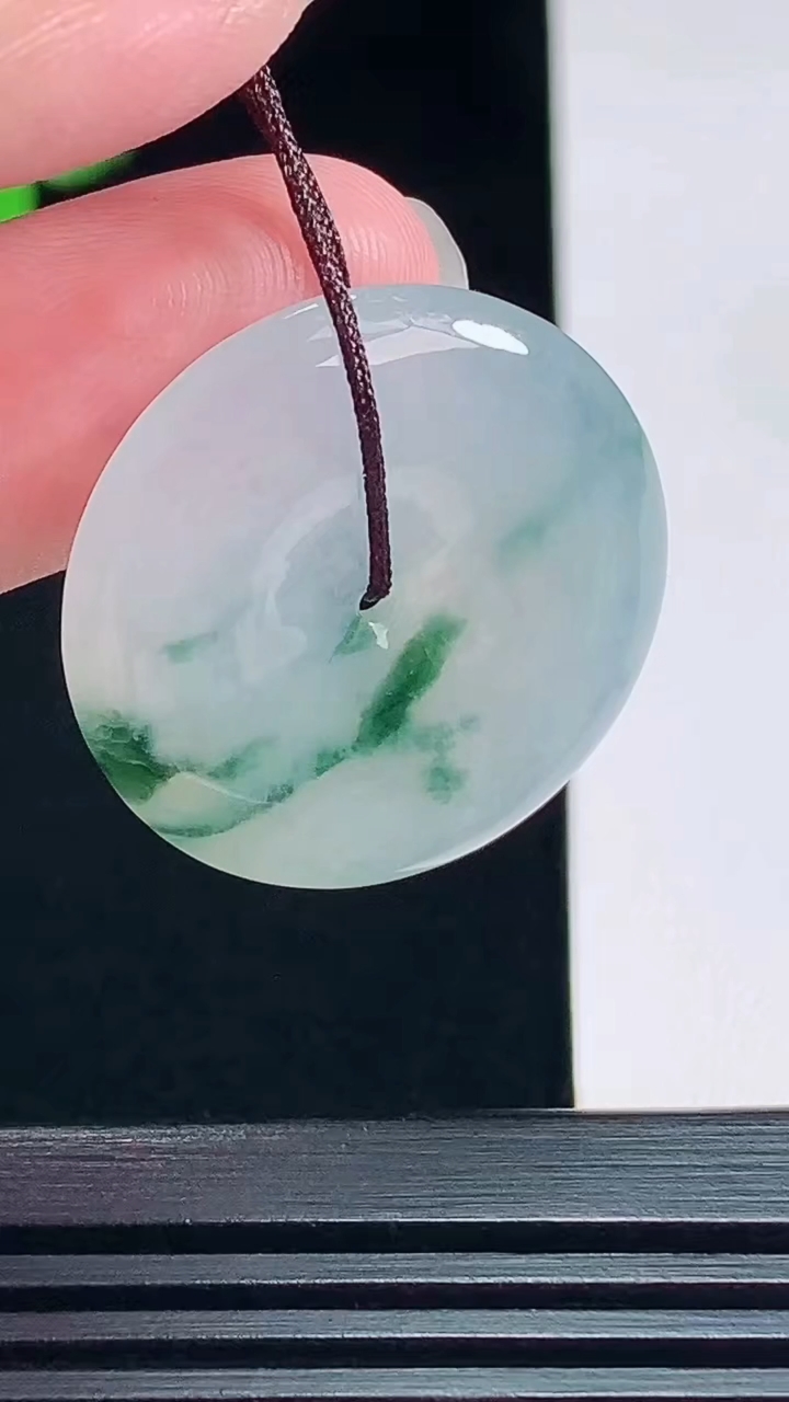 天然A货翡翠冰种飘花平安扣吊坠，尺寸27-4.5 重量:7.22g
7月11日