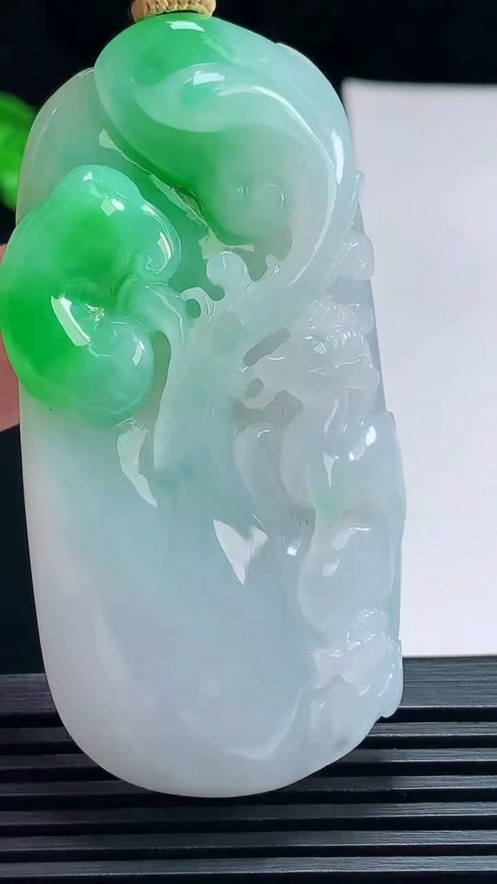 天然A货翡翠生肖羊牌吊坠，尺寸64.5-31-11.5 重量:49.44g
7月11日
