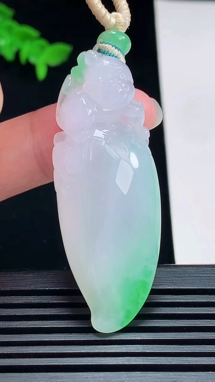 天然A货翡翠寿桃吊坠，尺寸53.5-19.6-9.5 重量:20.00g
7月11日