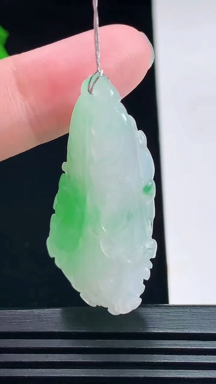 天然A货翡翠白菜吊坠，尺寸45-24-11.6 重量:17.83g
7月11日