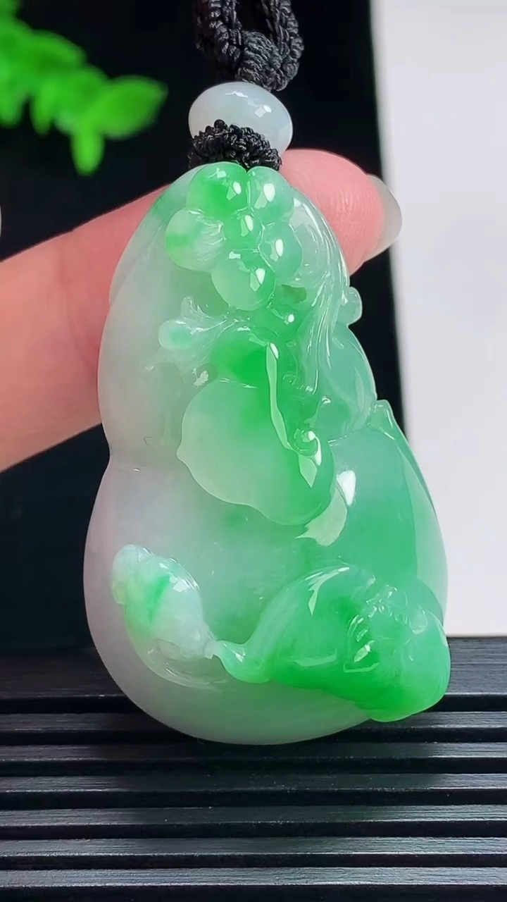 天然A货翡翠葫芦吊坠，尺寸44-27.5-14 重量:27.10g
7月11日