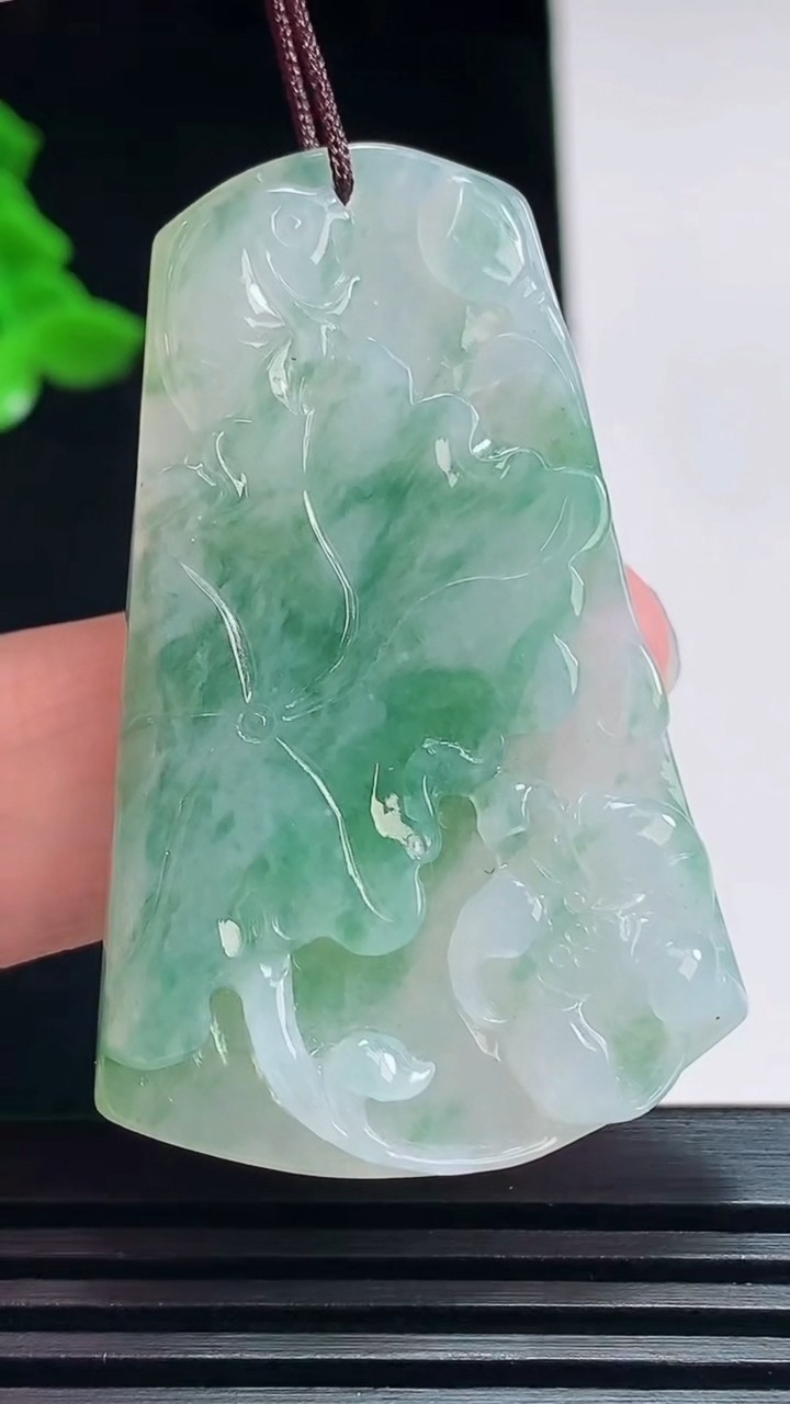 天然A货翡翠飘花和和美美 荷叶鱼吊坠，尺寸48.6-31-6 重量:16.42g
7月11日