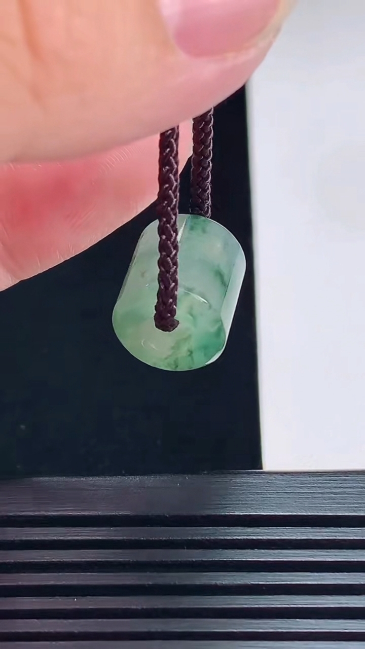 天然A货翡翠飘花路路通吊坠，尺寸13.5-12 重量:4.00g
7月11日