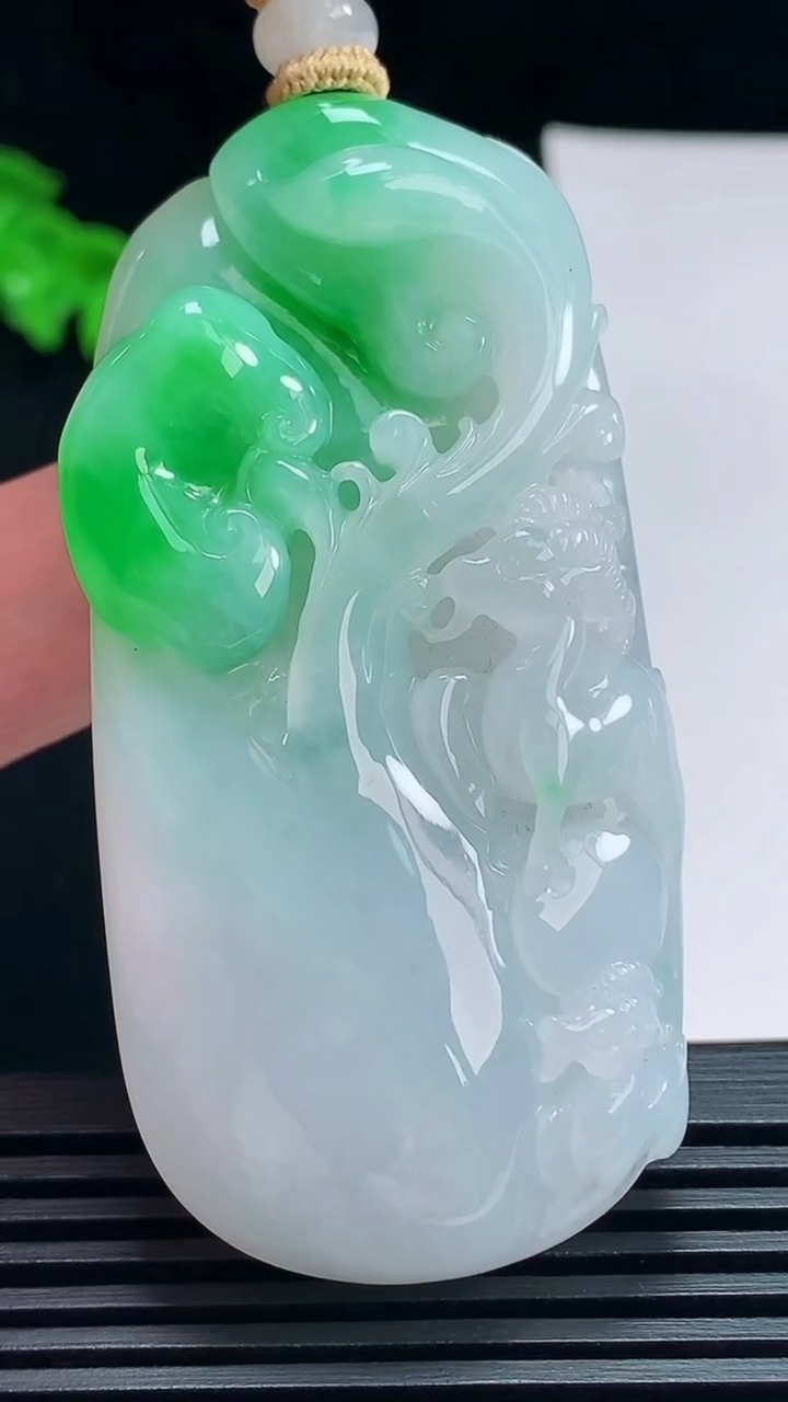 天然A货翡翠生肖羊牌吊坠，尺寸64.5-31-11.5 重量:49.44g
7月11日