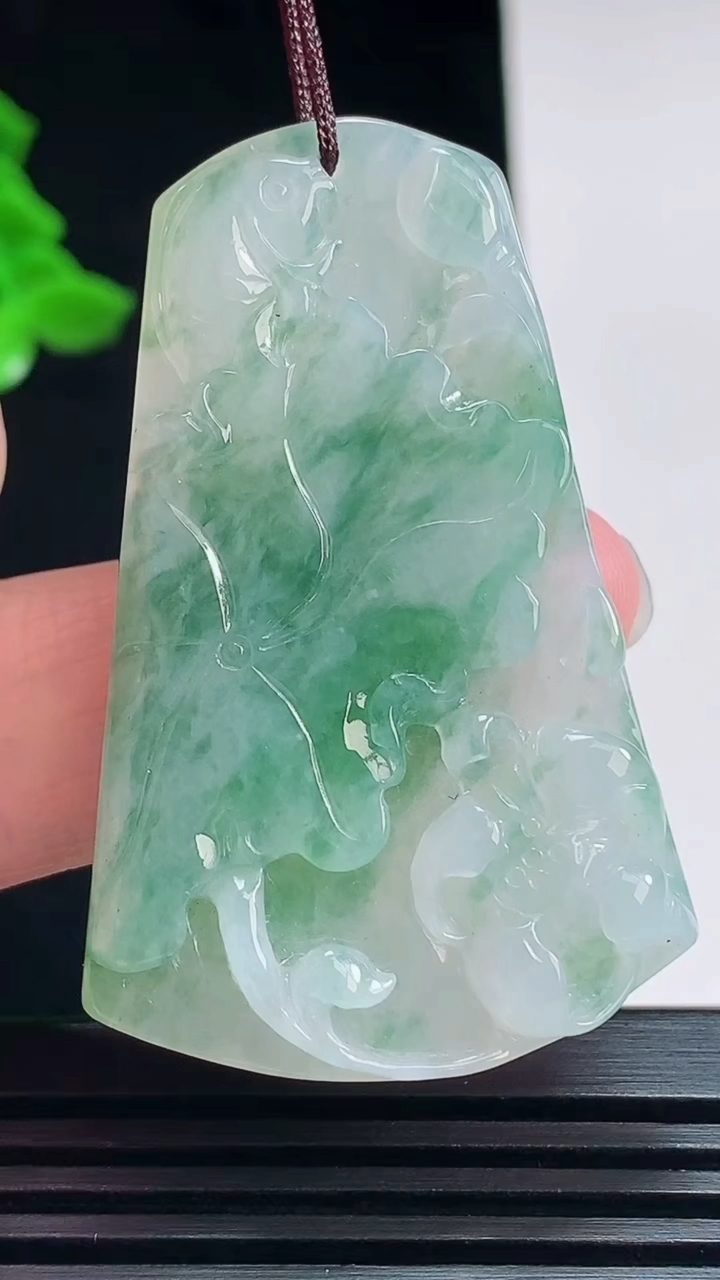 天然A货翡翠飘花和和美美 荷叶鱼吊坠，尺寸48.6-31-6 重量:16.42g
7月11日