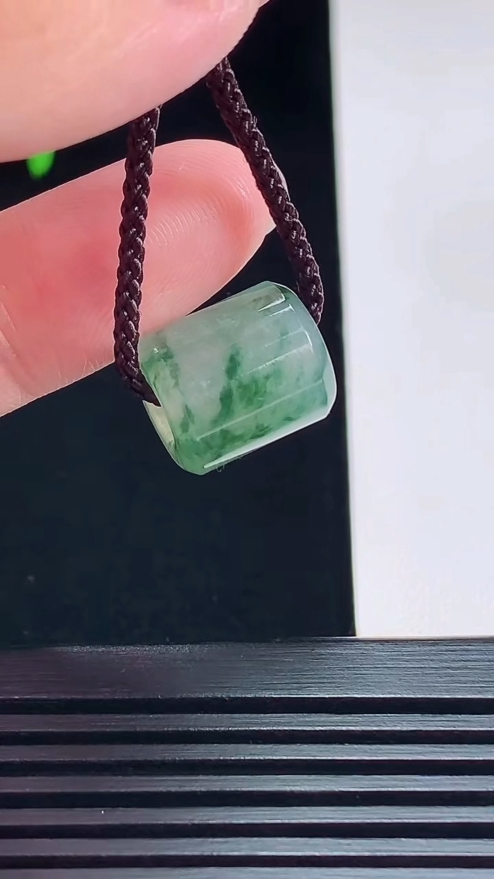 天然A货翡翠飘花路路通吊坠，尺寸13.5-12 重量:4.00g
7月11日