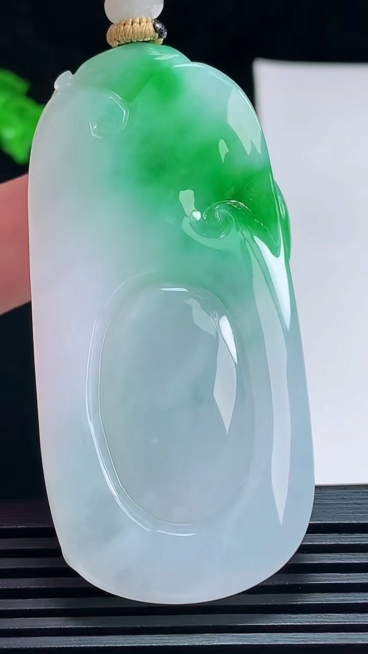 天然A货翡翠生肖羊牌吊坠，尺寸64.5-31-11.5 重量:49.44g
7月11日